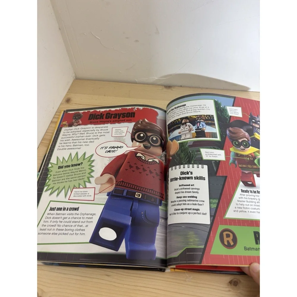 The LEGO® BATMAN MOVIE Essential Guide by March,‎ Julia Book  GG7